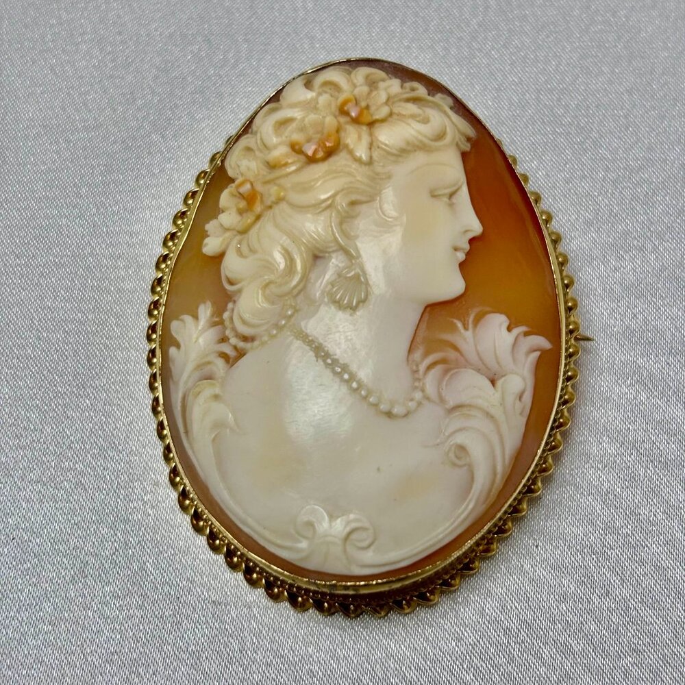 Cameo with 14k yellow gold rope edge preowned Vintage large brooch pin/pendant